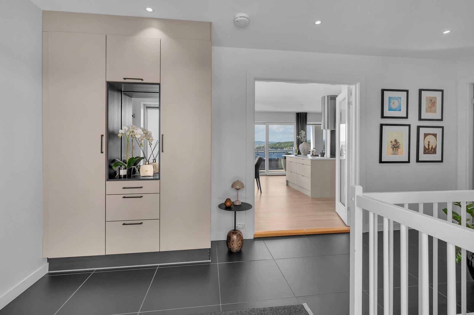 Romslig entré med garderobeskap. Galleribilde