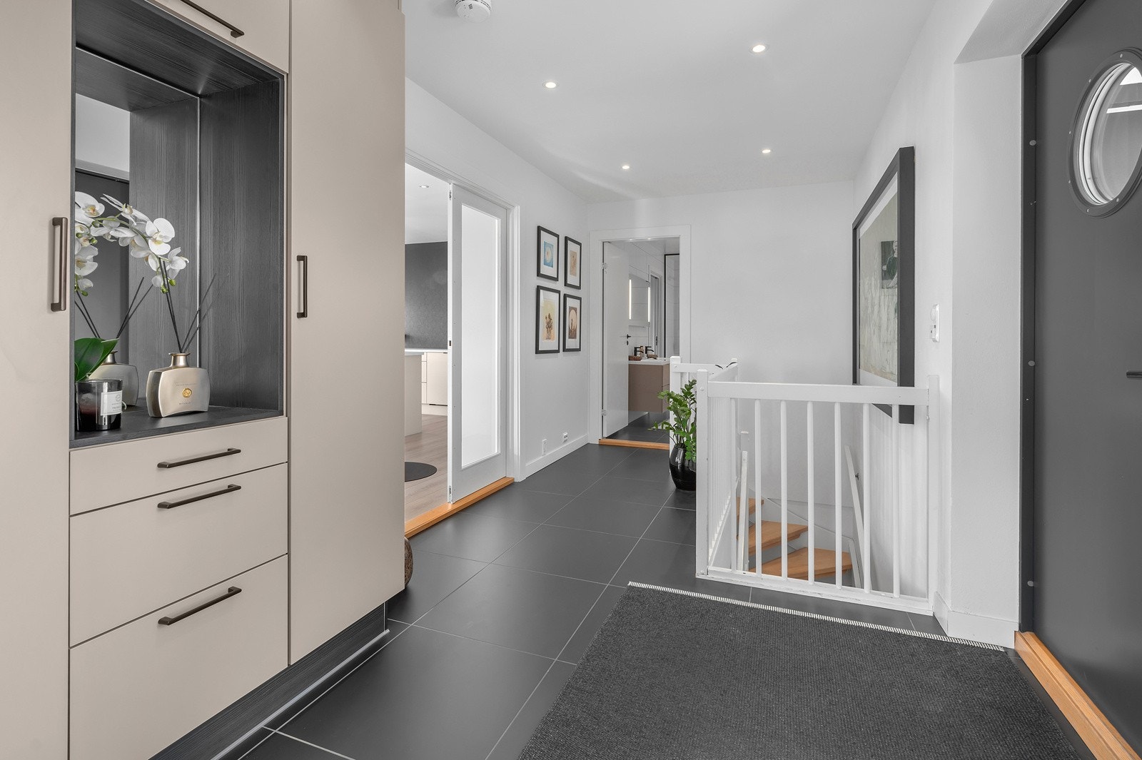 Romslig entré med garderobeskap. Galleribilde