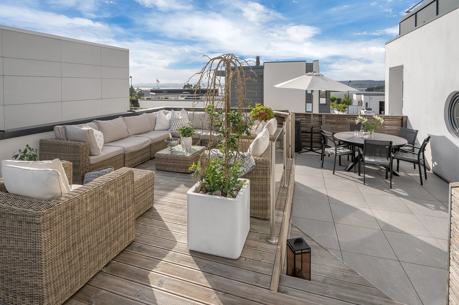 Sydvendt terrasse og bassengområde med meget gode solforhold. Galleribilde