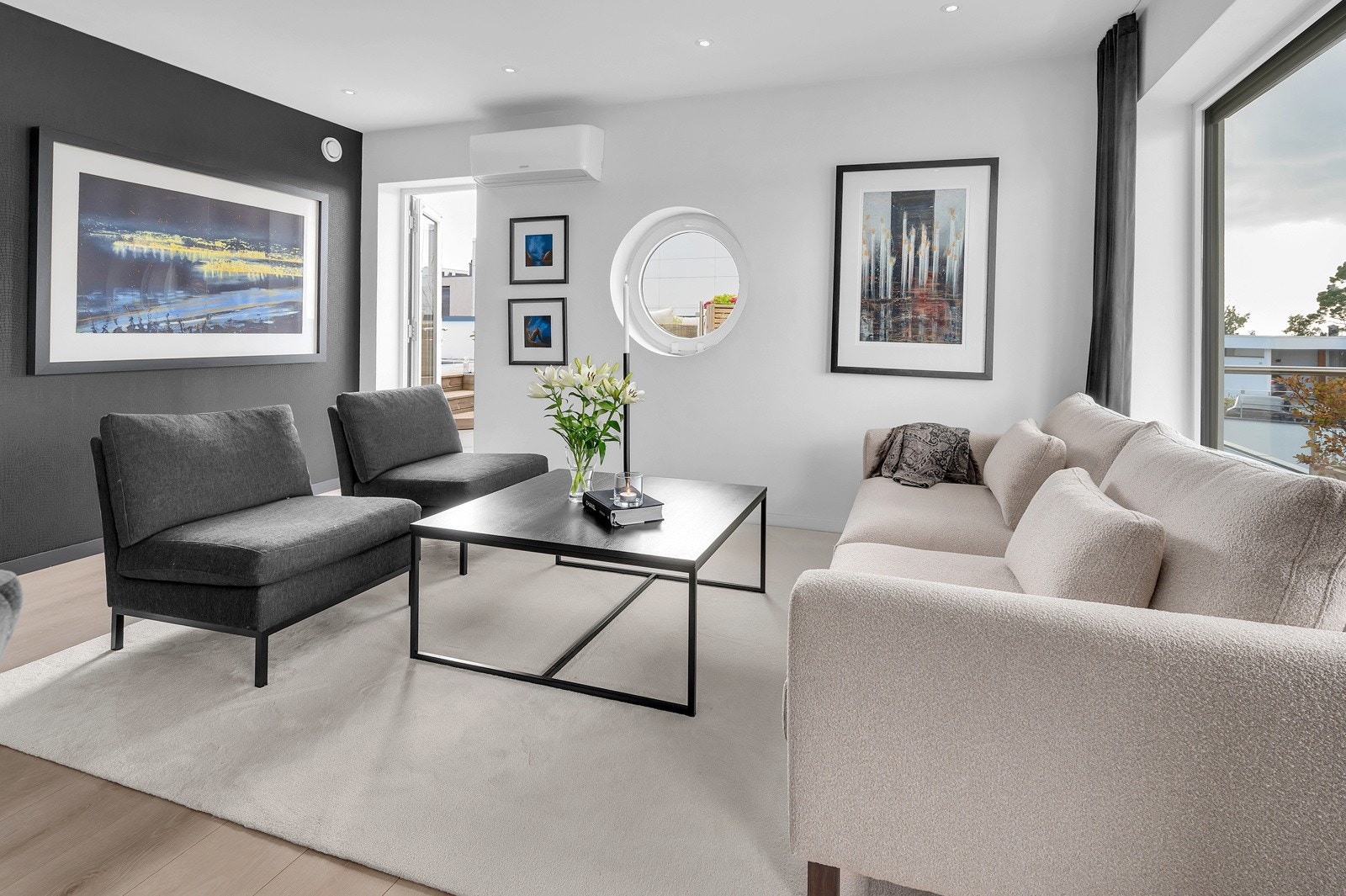 Del av stue med sittegruppe og utgang til det sydvendte bassengområdet. Galleribilde