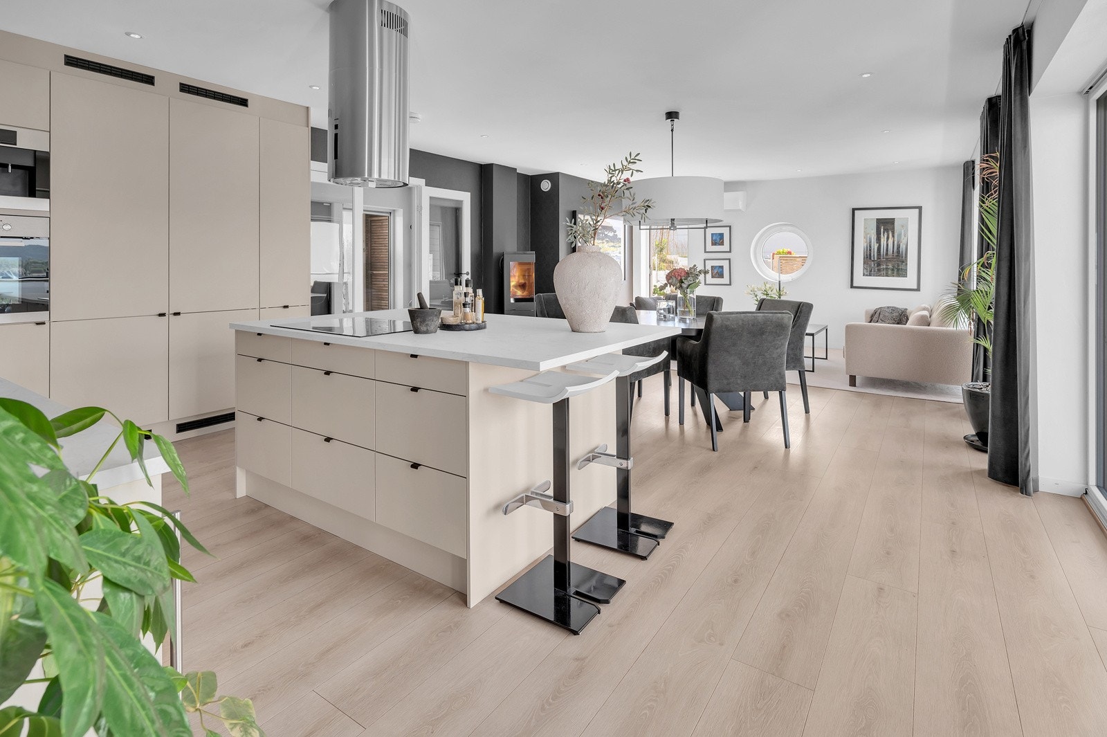 Stor kjøkkenøy med spiseplass. Galleribilde