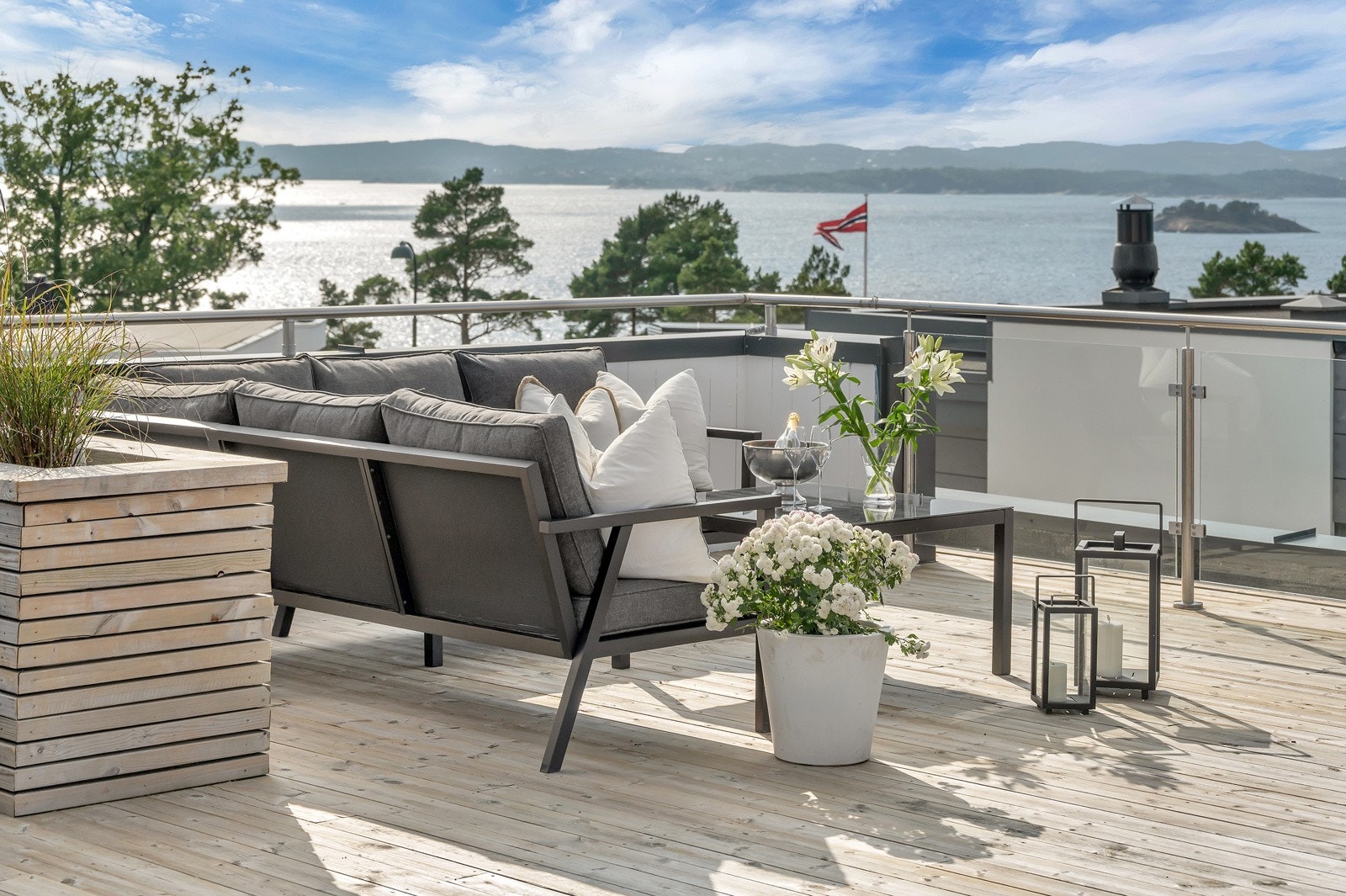 Boligen har takterrasse med vid sjøutsikt og fantastiske solforhold. Galleribilde