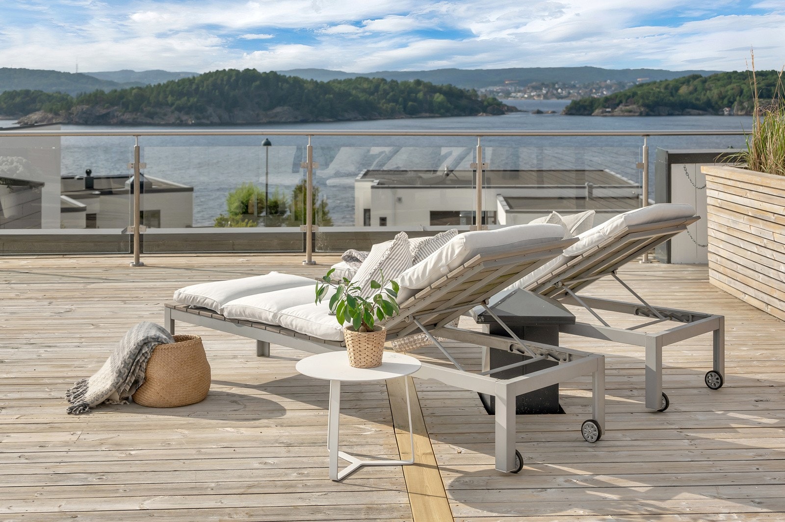 Stor takterrasse med herlig sjøutsikt og sol fra tidlig morgen til seneste kveld! Galleribilde