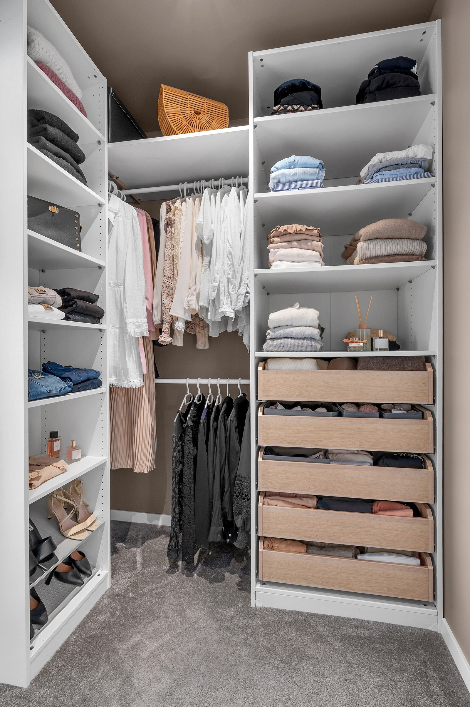 Walk-in-closet med adkomst til både hovedsoverom og bad. Galleribilde