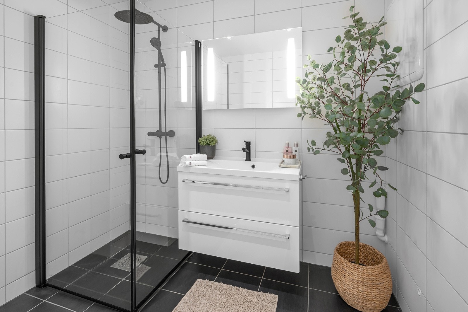 Flislagt bad med dusj i u.etg. Galleribilde