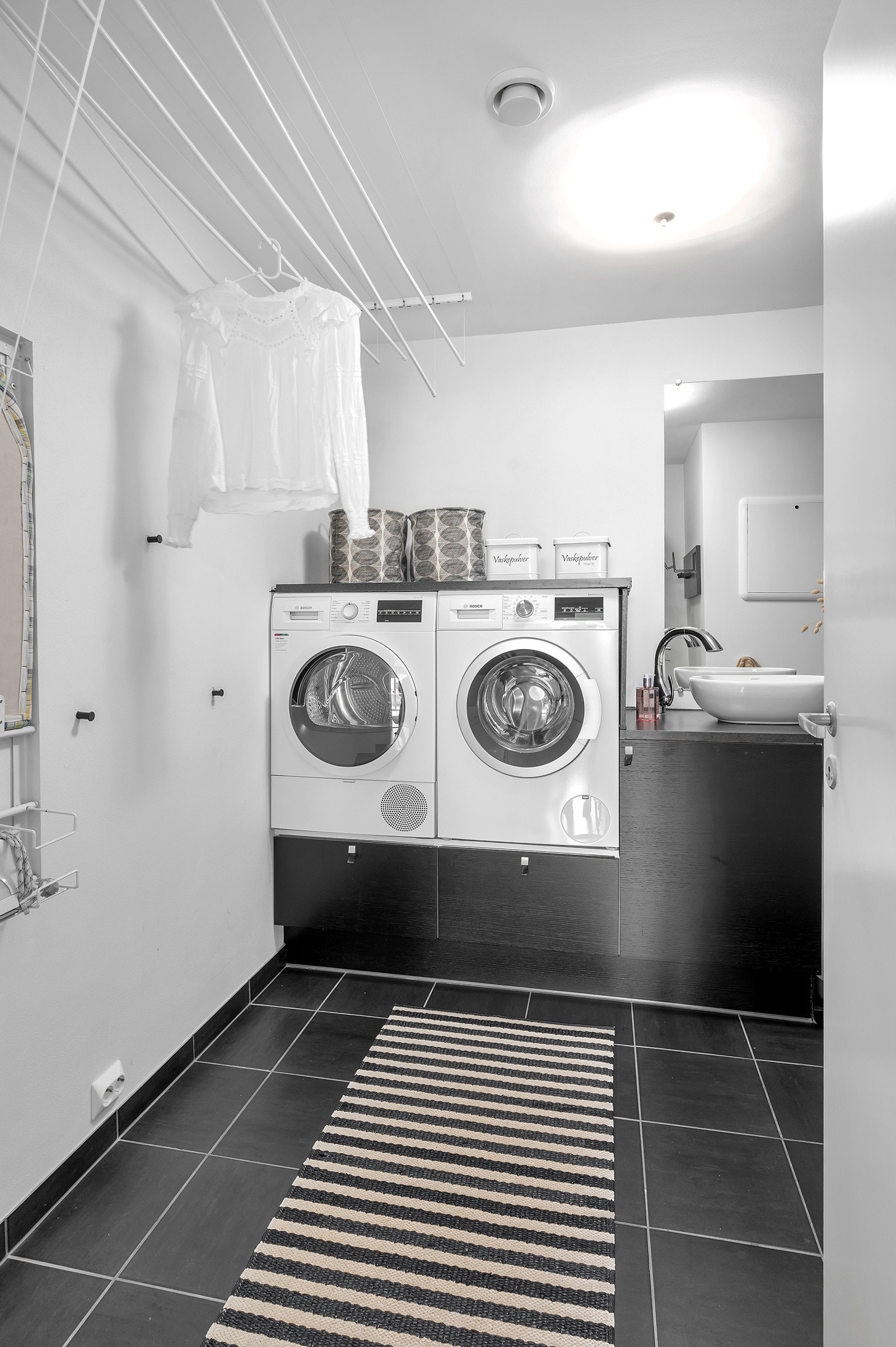 Stort vaskerom med toalett. Galleribilde