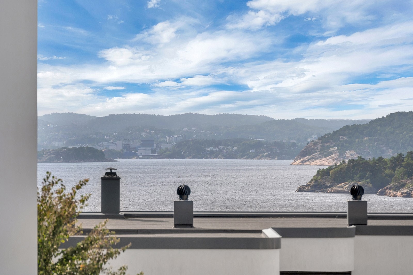 Herlig utsikt fra stue, kjøkken og hovedsoverom. Galleribilde