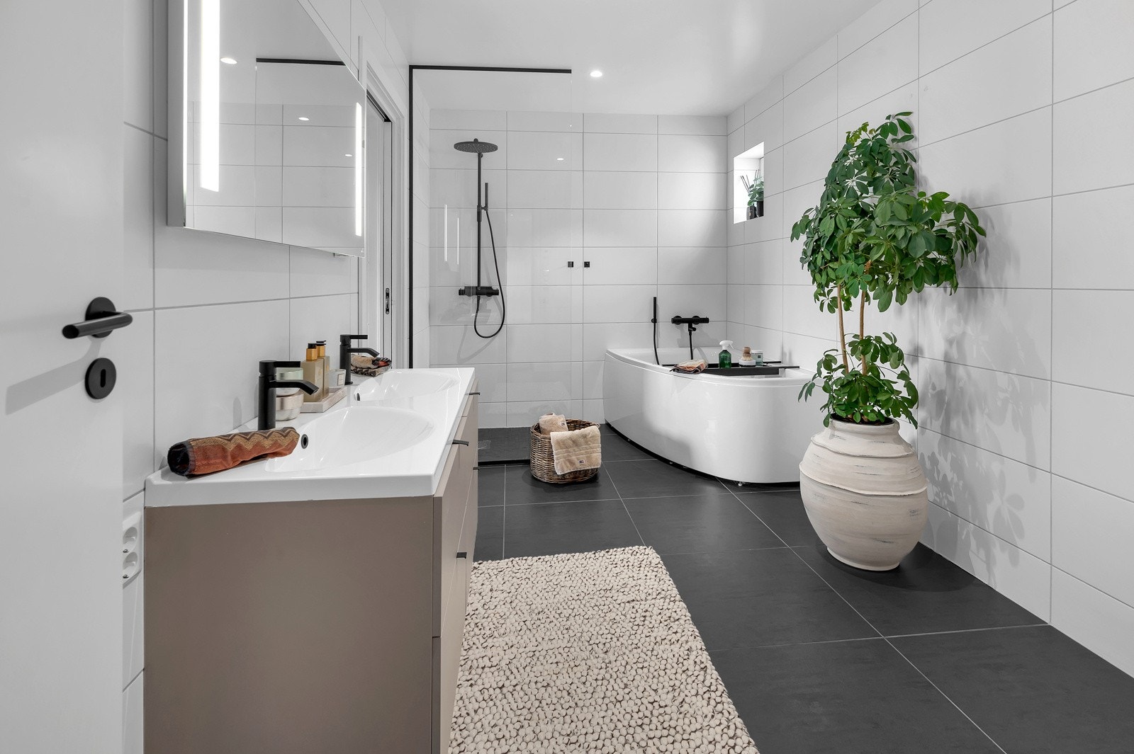 Stort bad med direkte adkomst til walk-in-closet (derfra til hovedsoverom) Galleribilde