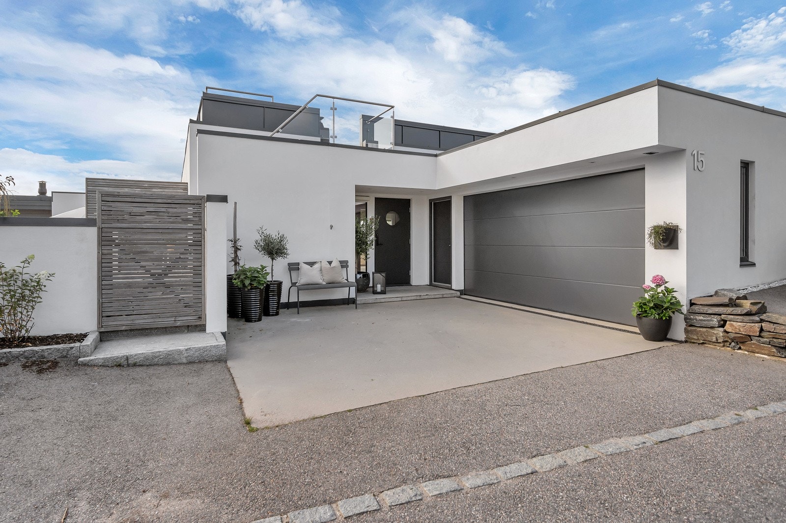 Dobbel garasje samt gårdsplass. Galleribilde