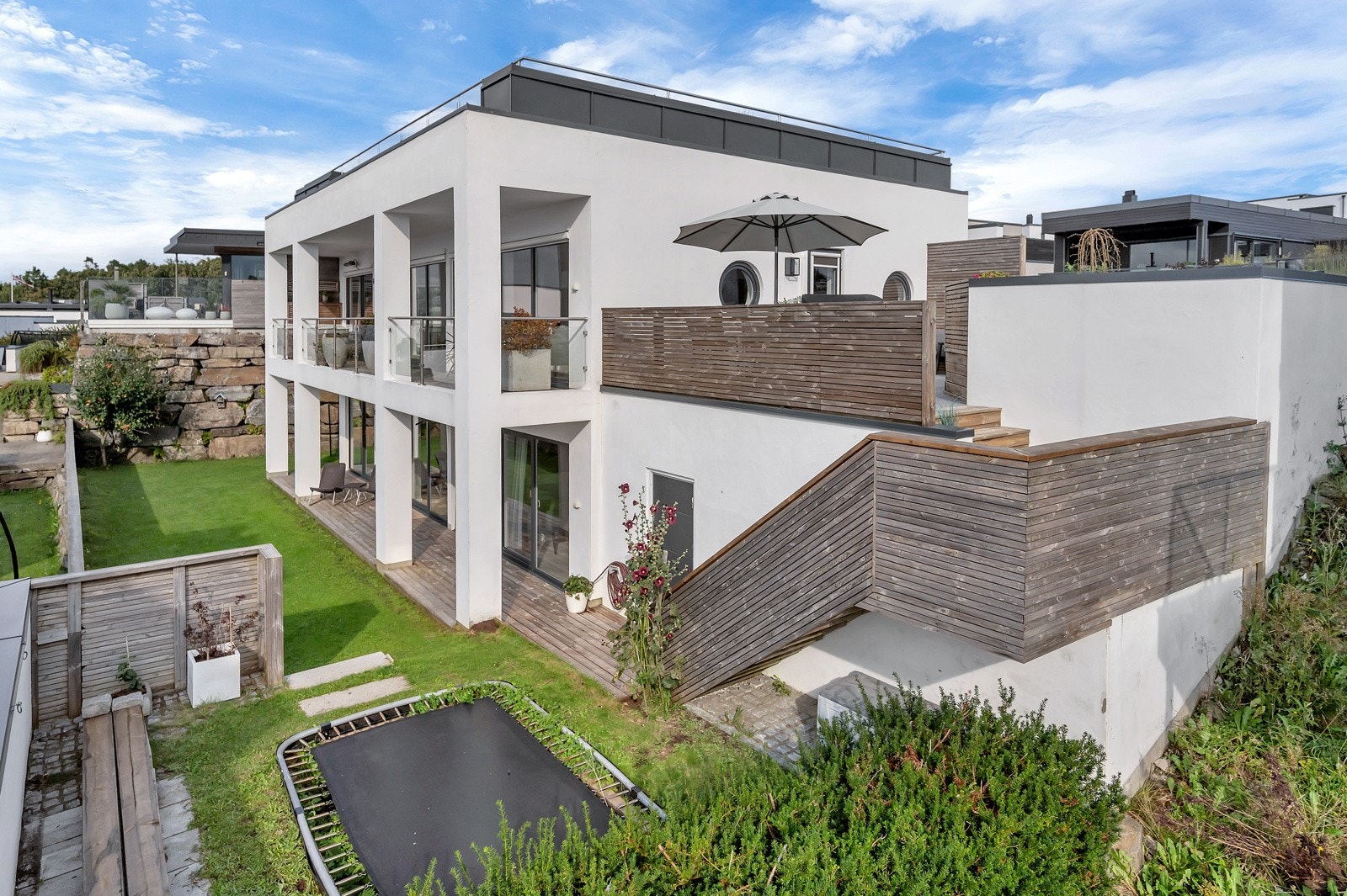 Nydelig, stilren arkitektur - sydvestvendt hage/uteareal med særdeles gode solforhold. Galleribilde