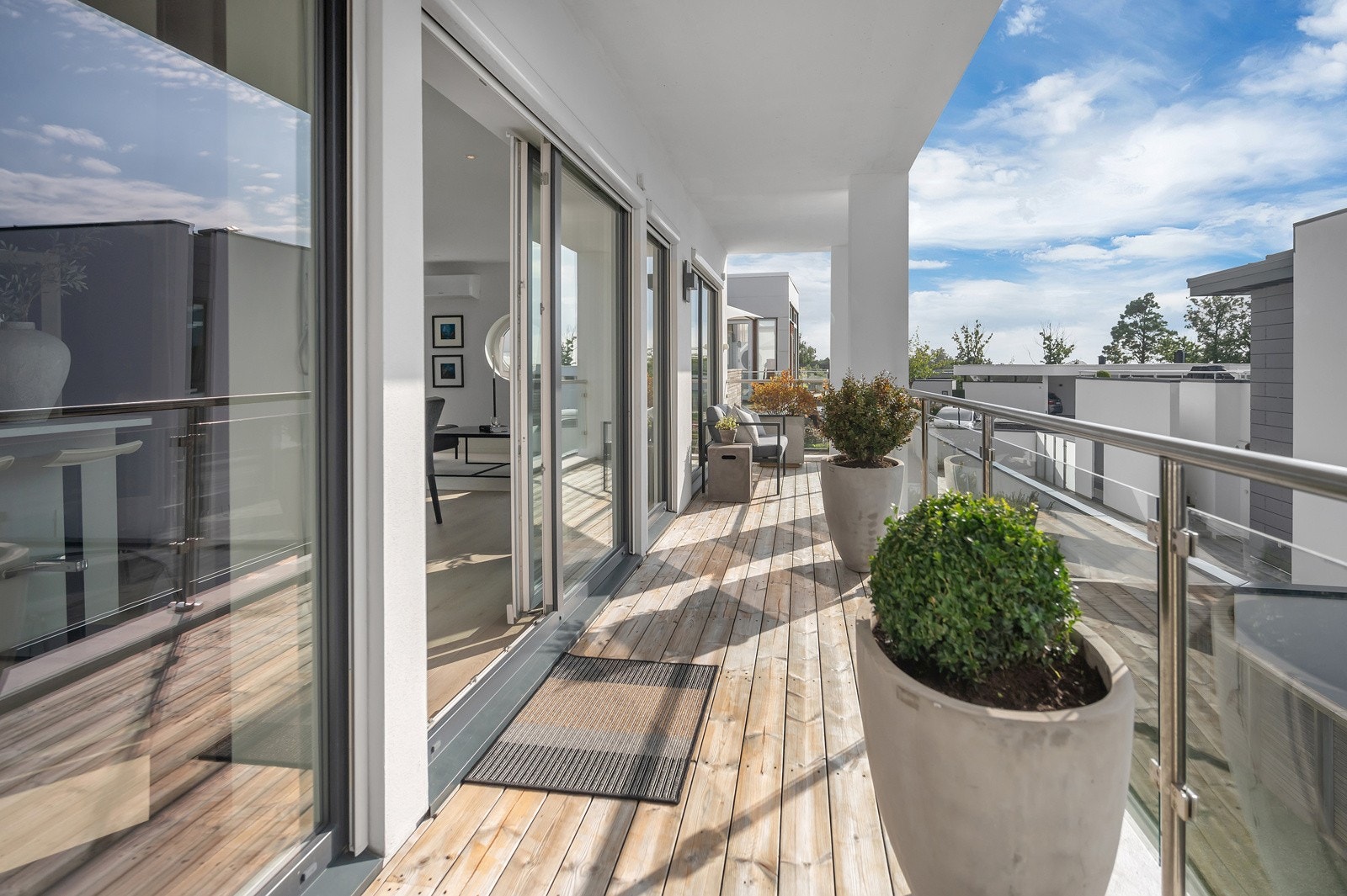 Vestvendt veranda med seneste kveldssol i front av boligen Galleribilde