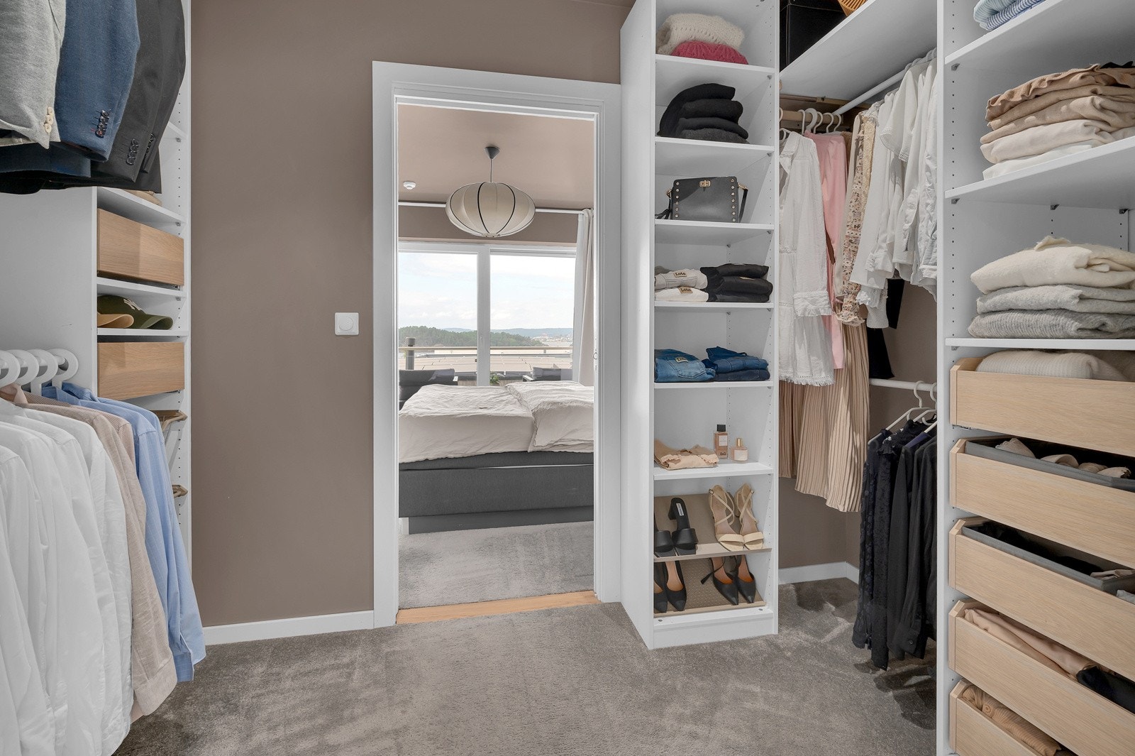 Fra hovedsoverommet er det direkte adkomst til walk-in-closet. Galleribilde