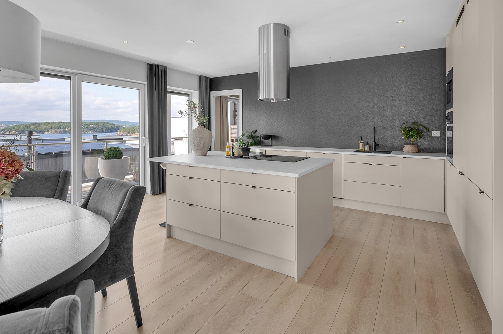 Kjøkkenet er nylig oppgradert og fremstår med lekkert fargevalg. Galleribilde