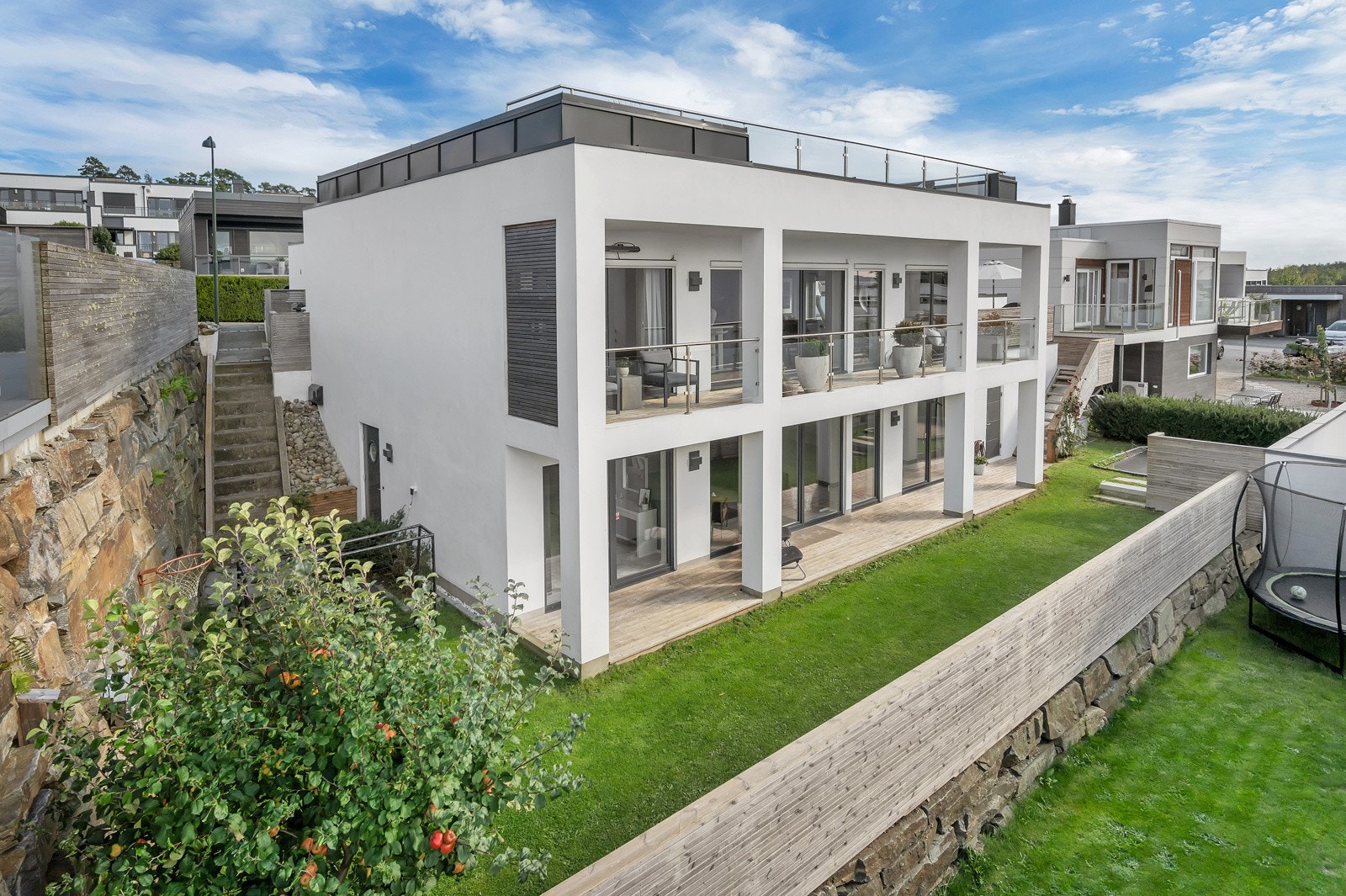 Nydelig arkitektur - vestvendt hage i front. Galleribilde