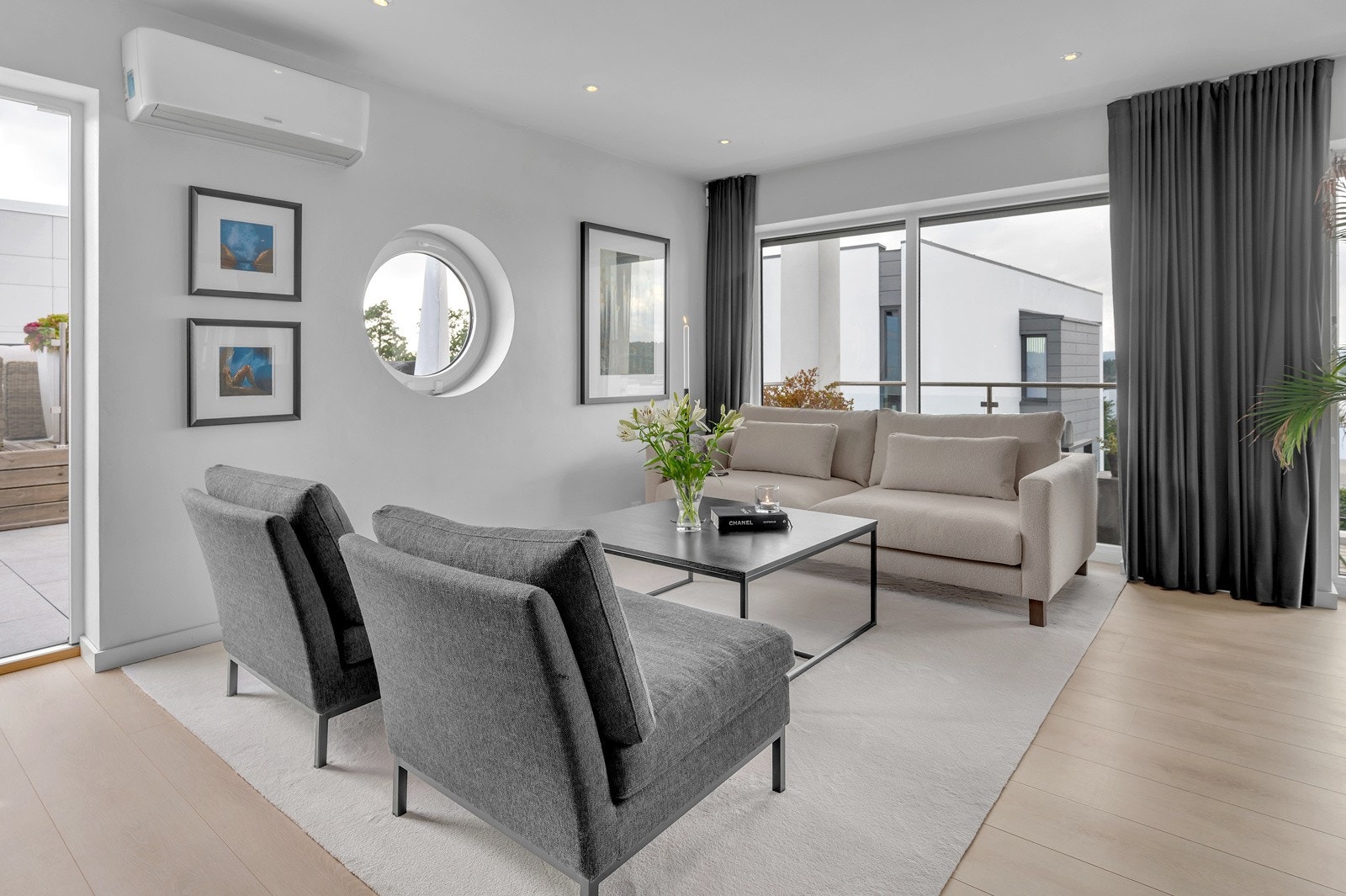 Del av stue med sittegruppe og utgang til det sydvendte bassengområdet. Galleribilde