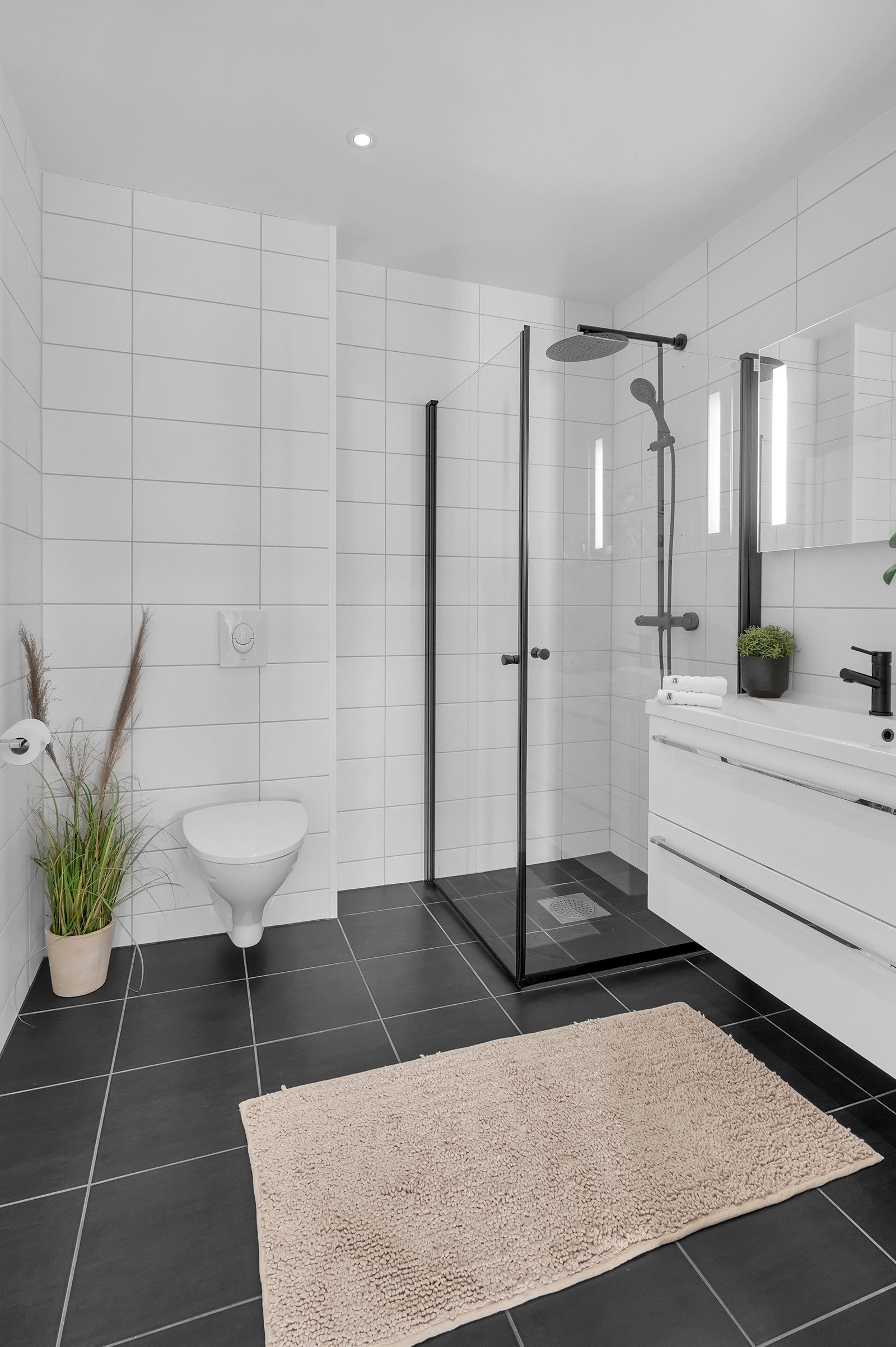 Flislagt bad med dusj i u.etg. Galleribilde