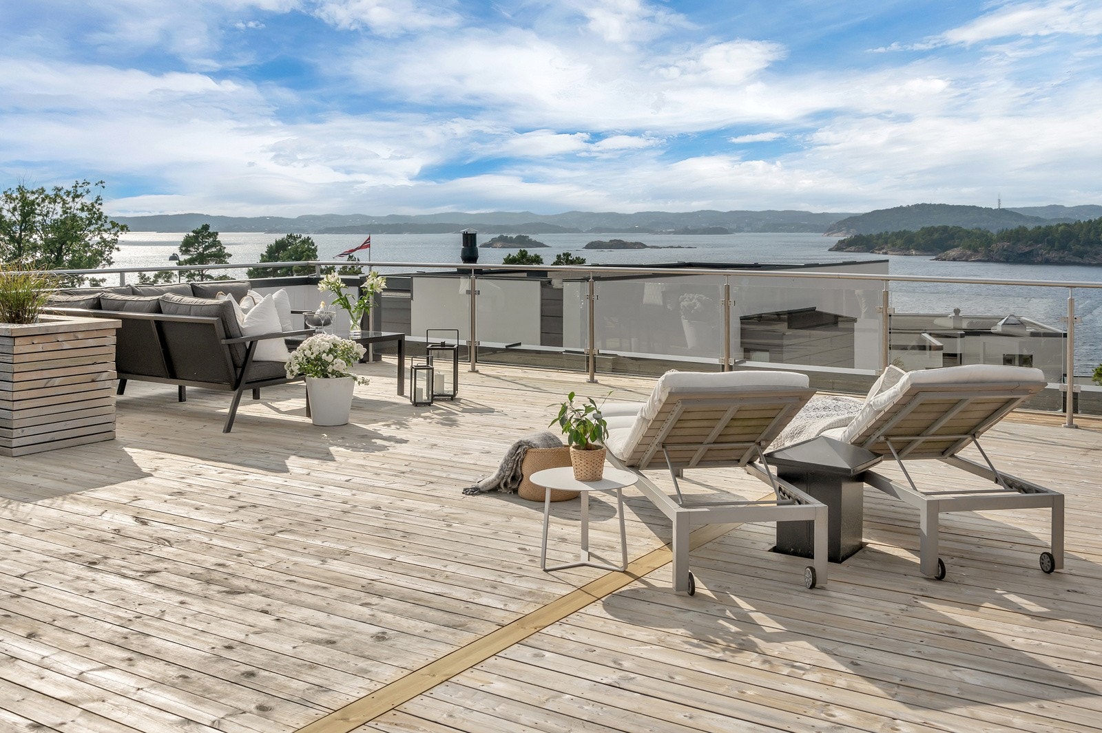 Stor takterrasse med herlig sjøutsikt og sol fra tidlig morgen til seneste kveld! Galleribilde