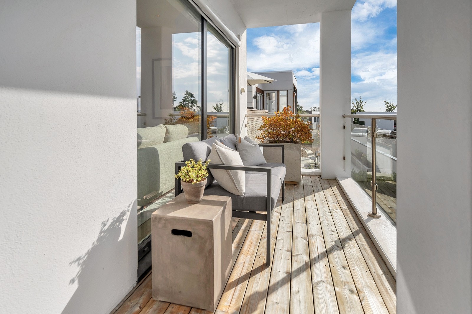 Vestvendt veranda med seneste kveldssol i front av boligen Galleribilde