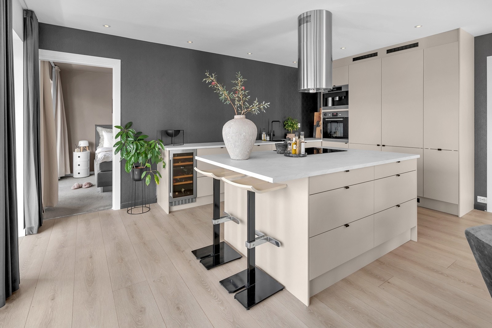 Stor kjøkkenøy med spiseplass. Galleribilde