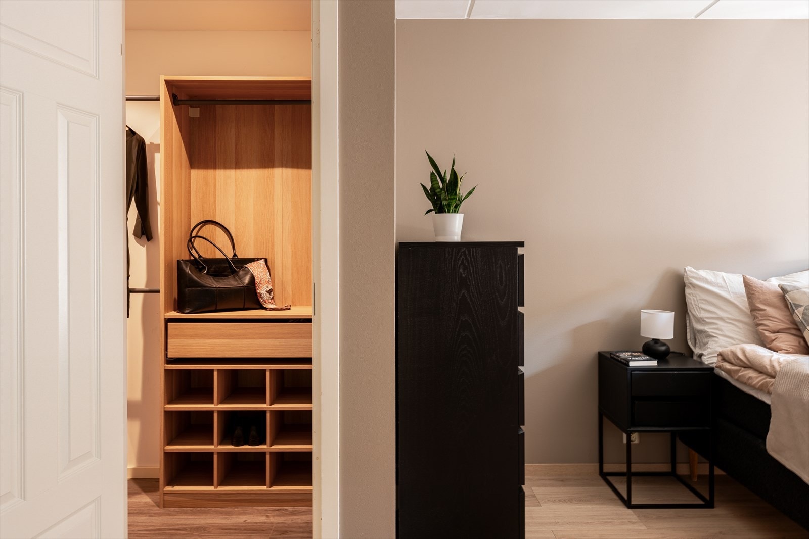 Direkte adkomst til walk-in garderobe fra soverommet Galleribilde
