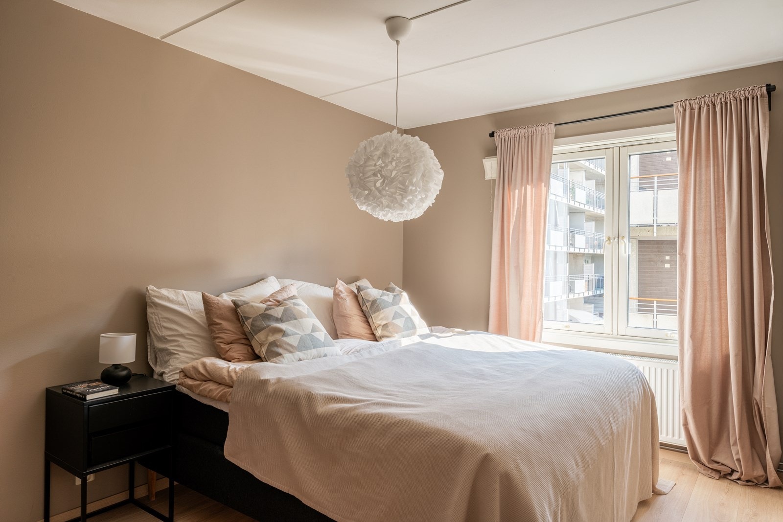 Romslig hovedsoverom med walk in closet gir rikelig med oppbevaring Galleribilde