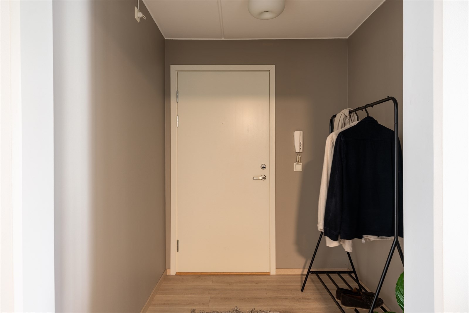 Innbydende entré hvor det er plass til å møblere med bl.a. garderobeskap Galleribilde