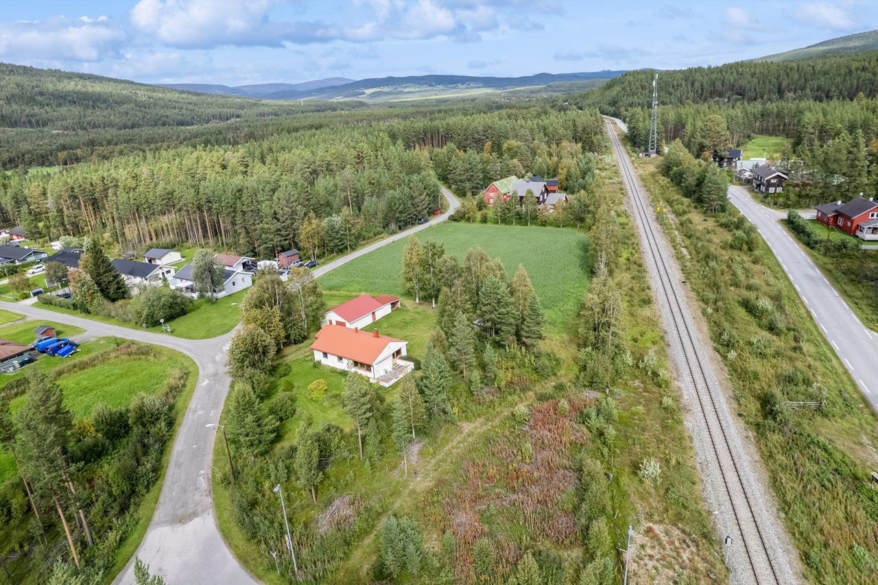 Tunet til eiendommen ligger ved Telnesmoen boligfelt på Telneset. Dyrket mark nord og sør for tunet tilhører eiendommen. Galleribilde