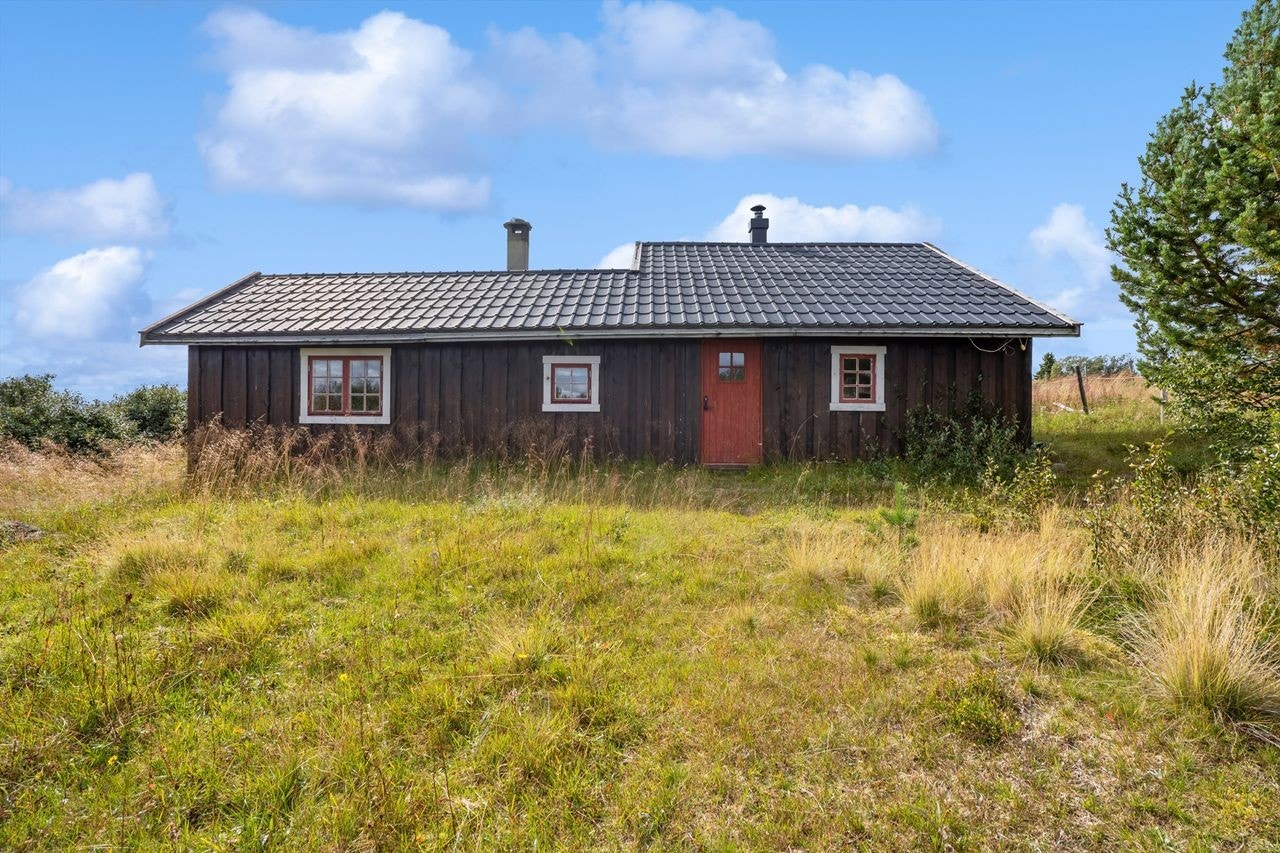 Denne hyggelige hytta er over på ett plan med en kombinasjon av eldre tømmerkonstruksjon og nyere påbygg fra 2004. Hytta. Det ble støpt utvidet grunnmur ,nytt pipeløp, ildsted og ny terrasse Galleribilde