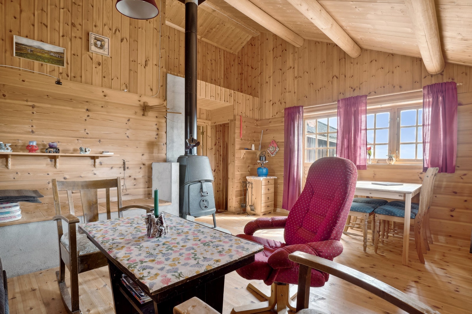 Hytta har to stuedeler med fine møbleringsmuligheter. Hovedstuen er utstyrt med vedovn. Galleribilde