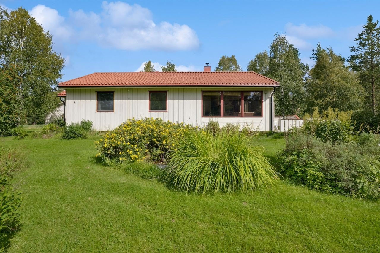 Boligen er oppført i 1971 består av en etasje med kjeller. I tillegg til boligen finnes en tilhørende garasje/uthus på 81 kvm. Galleribilde