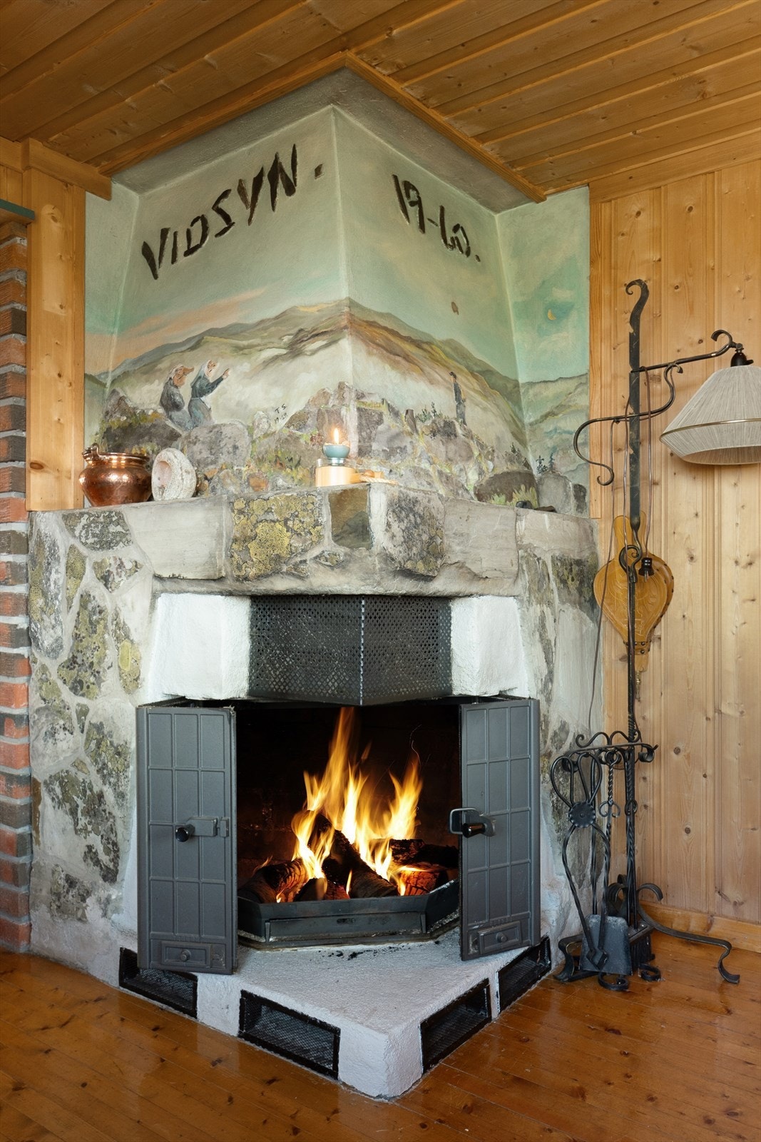 Stuen har også en svært koselig peis som delvis er dekorert med et flott maleri. Galleribilde