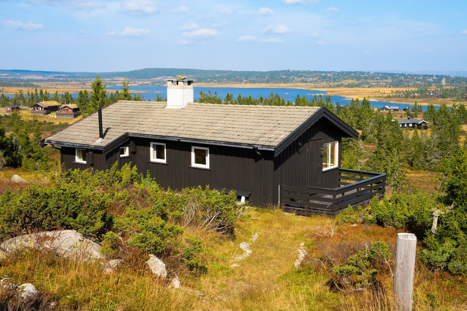 Velkommen til Sjusjøen-Pihl 796! Koselig hytte med enkel standard og nydelig beliggenhet i et veletablert og attraktivt hytteområde. Galleribilde