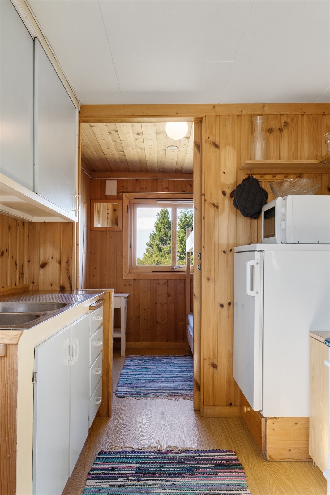 Kjøkkenet har innredning i heltre med laminerte skrog, glatte fronter og nedfelt dobbel kjøkkenkum. Galleribilde