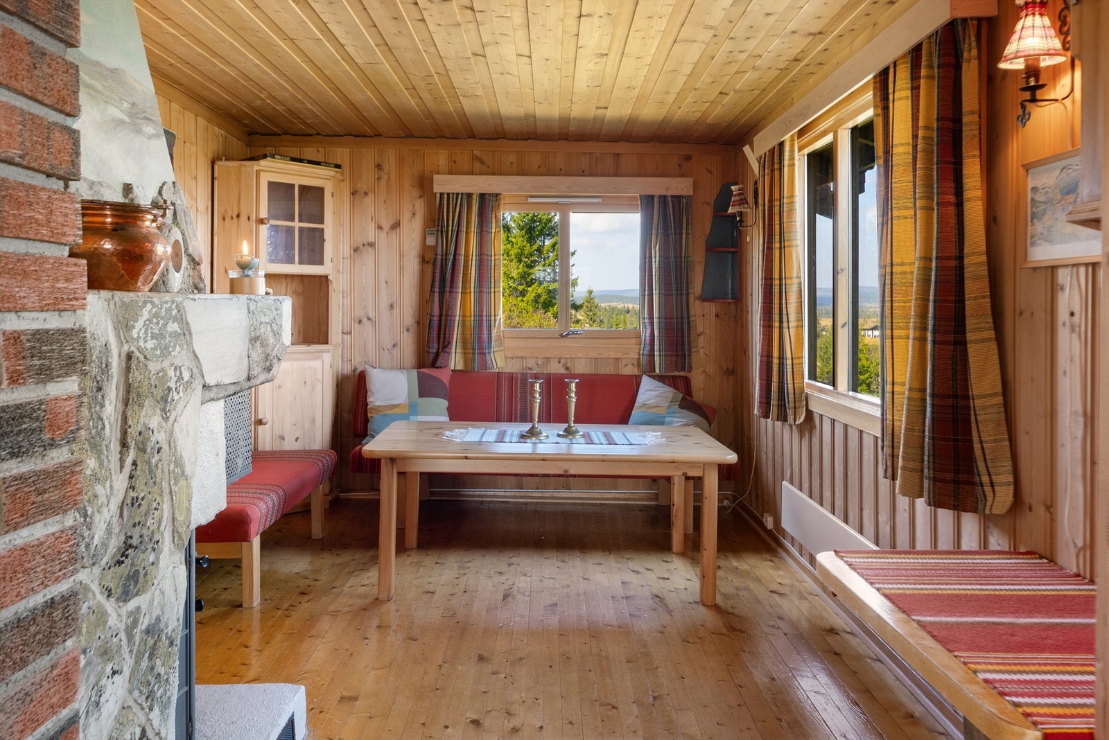 Stuen er romslig og egner seg fint med sofa i den ene enden og spisebord i den andre. Galleribilde