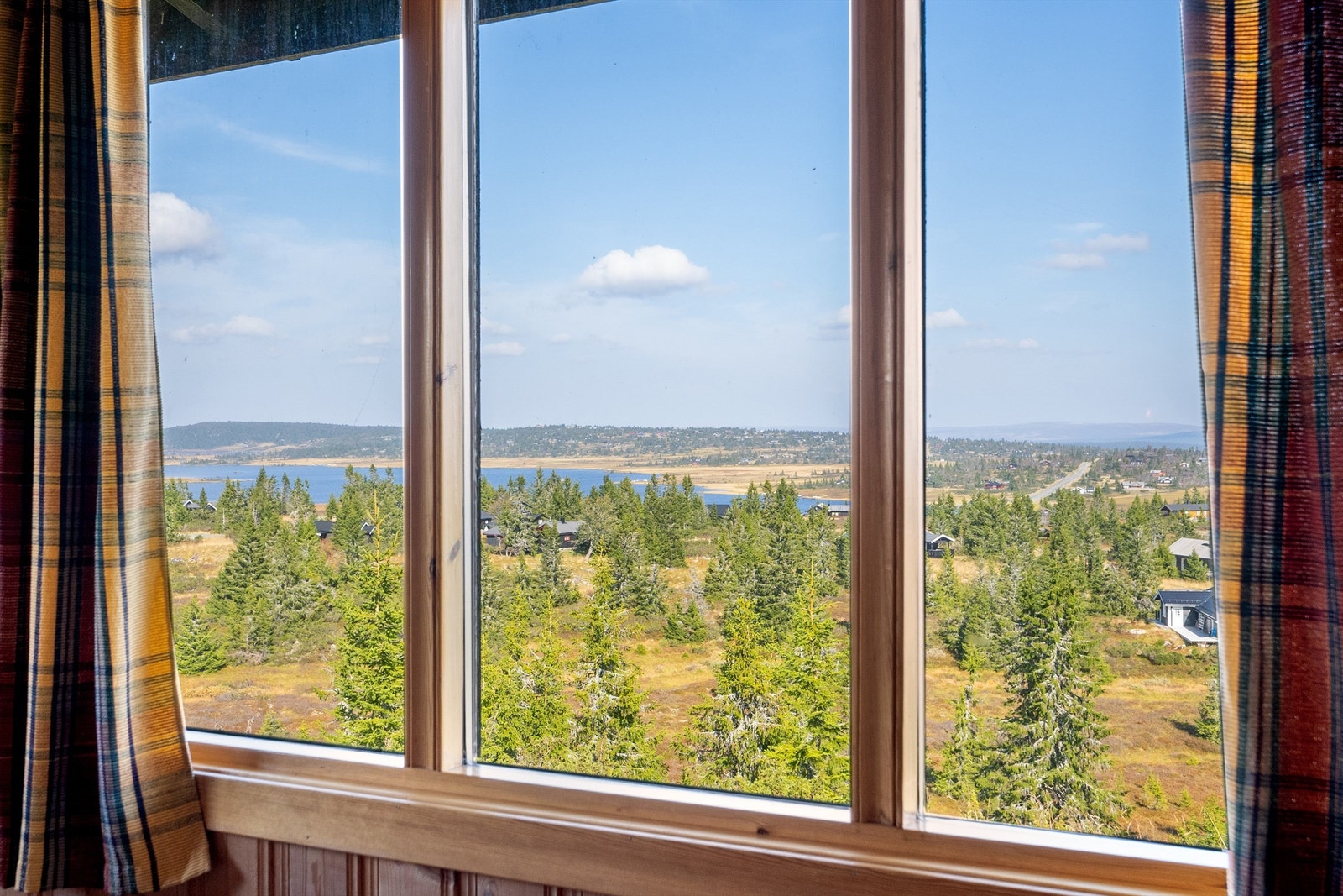 Flott utsikt ut over blant annet Kroksjøen. Galleribilde