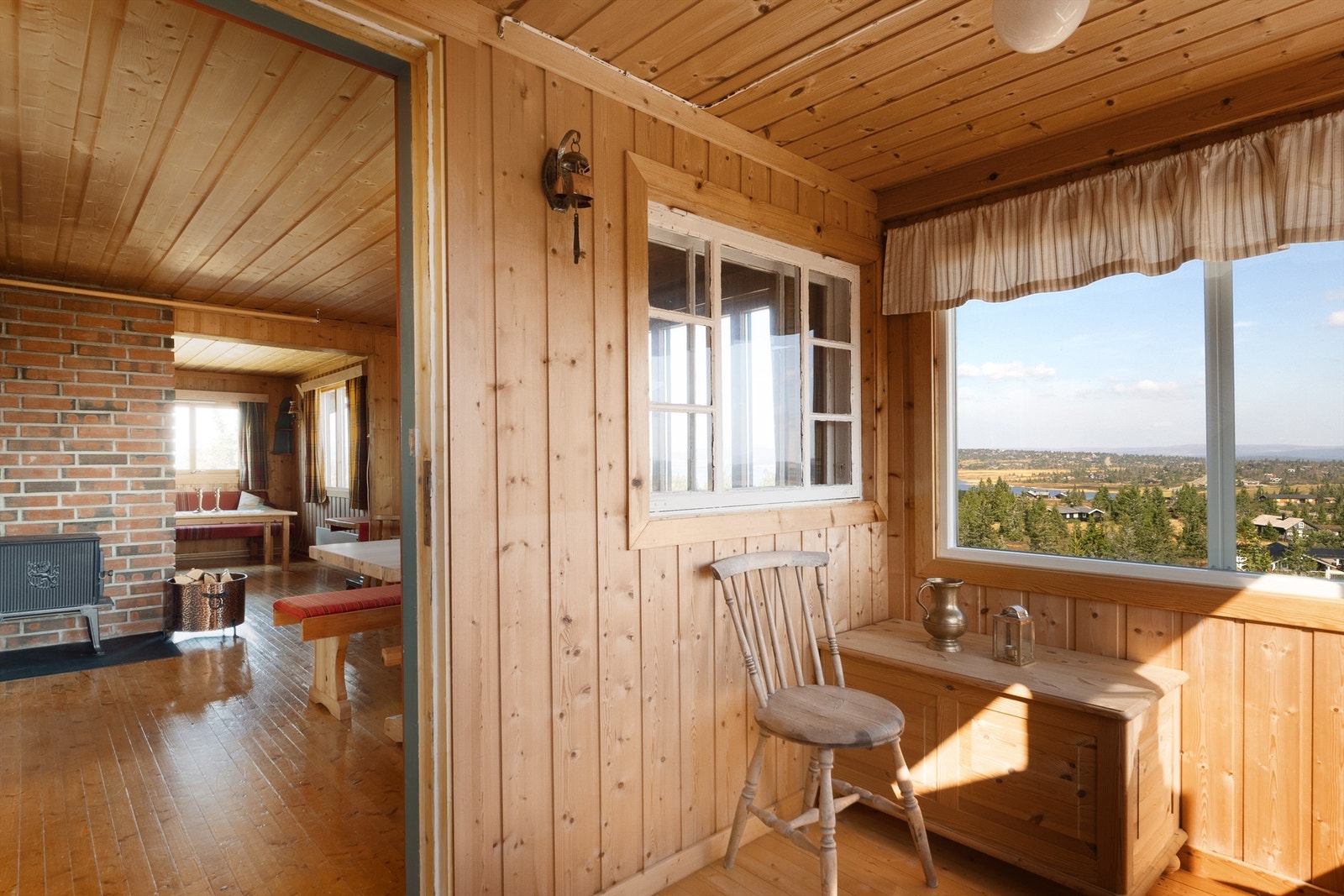 Innenfor verandaen har man en praktisk liten utestue. Galleribilde