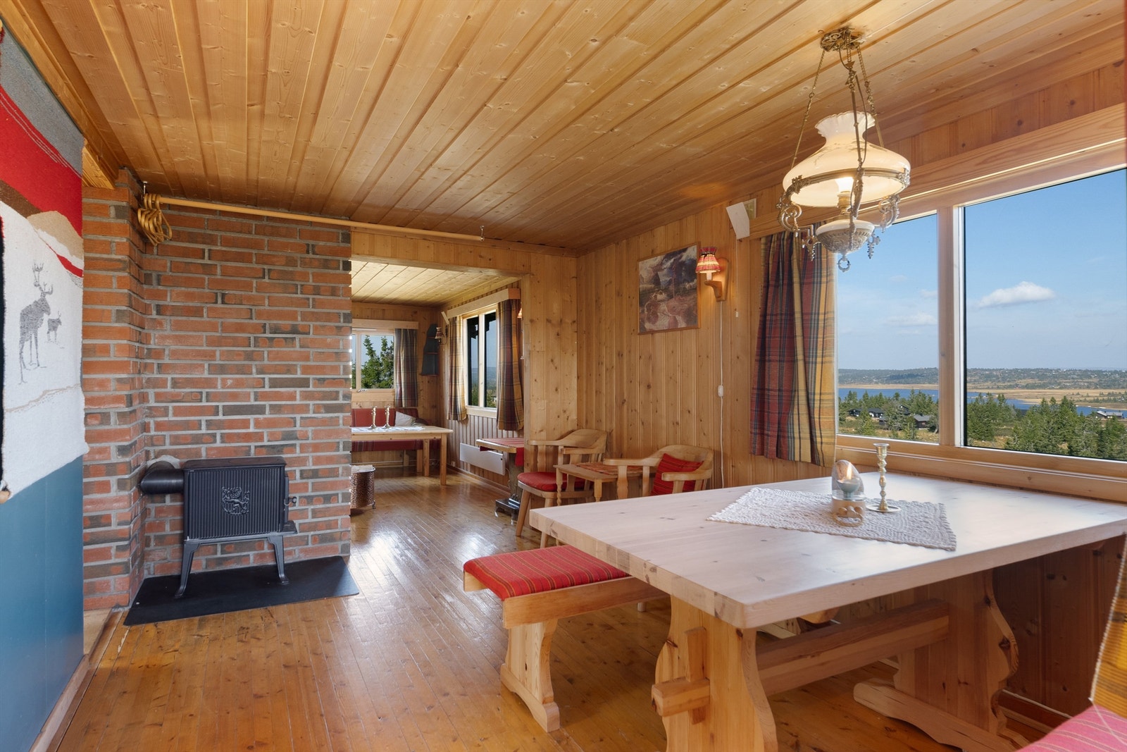 I tillegg har man en ekstra peisovn som bidrar godt til oppvarming. Galleribilde