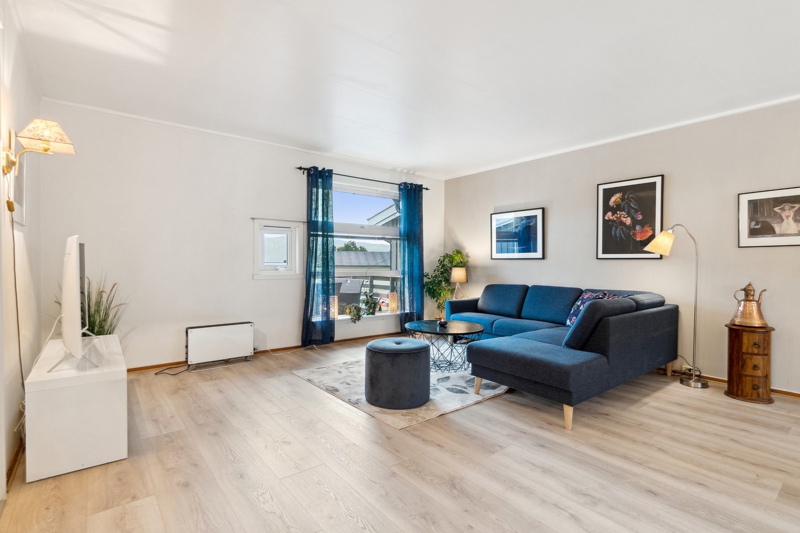 Gulvet i stua ble byttet i september -24. Galleribilde