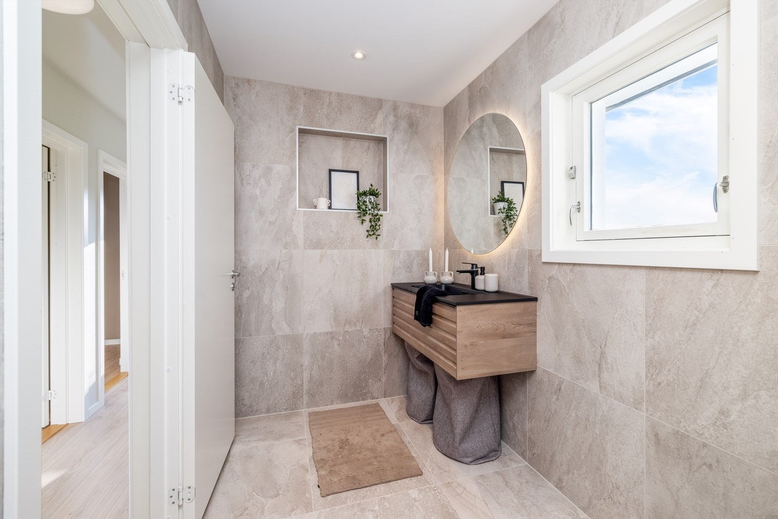 Badet har en flott sammensetning av farger, med nøytrale overflater i tidsriktige fargetoner og stilige, mørke detaljer. Galleribilde