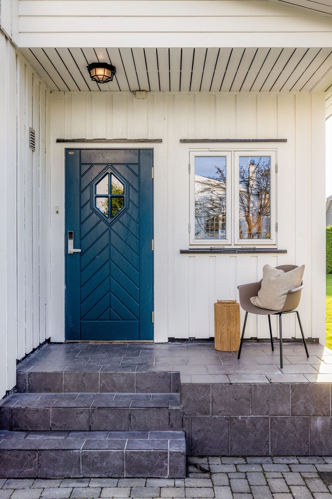 Boligen ble tilbygget mot nord med entré og bod/garderobe og innlemmet opprinnelig terrasse i boligen på 2000-tallet. Galleribilde
