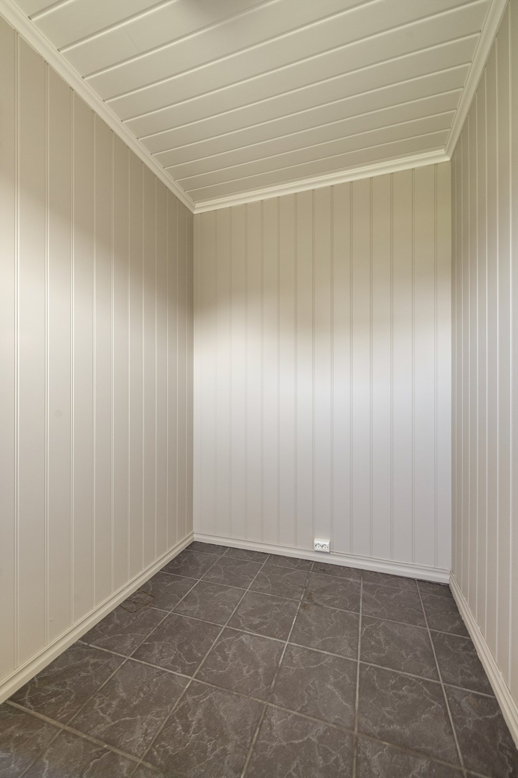 Praktisk tilliggende og romslig bod/garderobe, som gir ytterligere oppbevaringsplass for sko, yttertøy og diverse. Utrolig praktisk for barnefamilien! Galleribilde