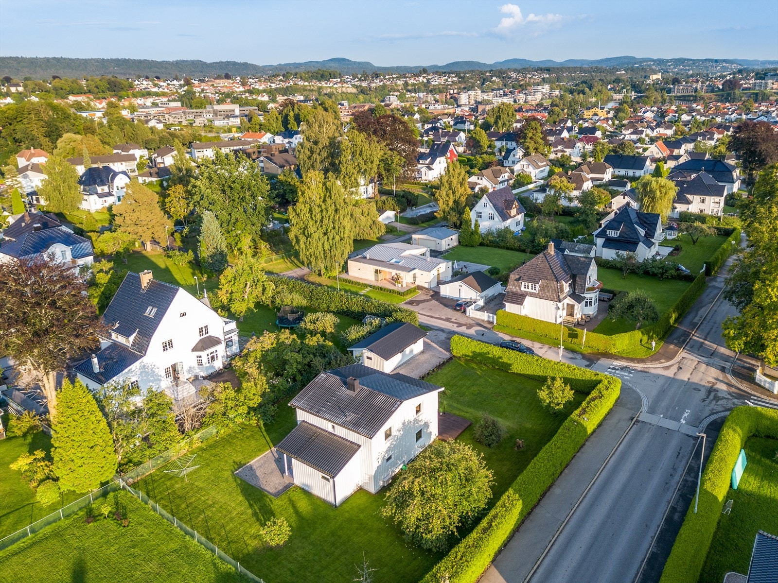 Boligen ligger meget fint til, i et attraktivt, barnevennlig og sentrumsnært boligområde på Falkum, med gangavstand til Skien sentrum. Galleribilde