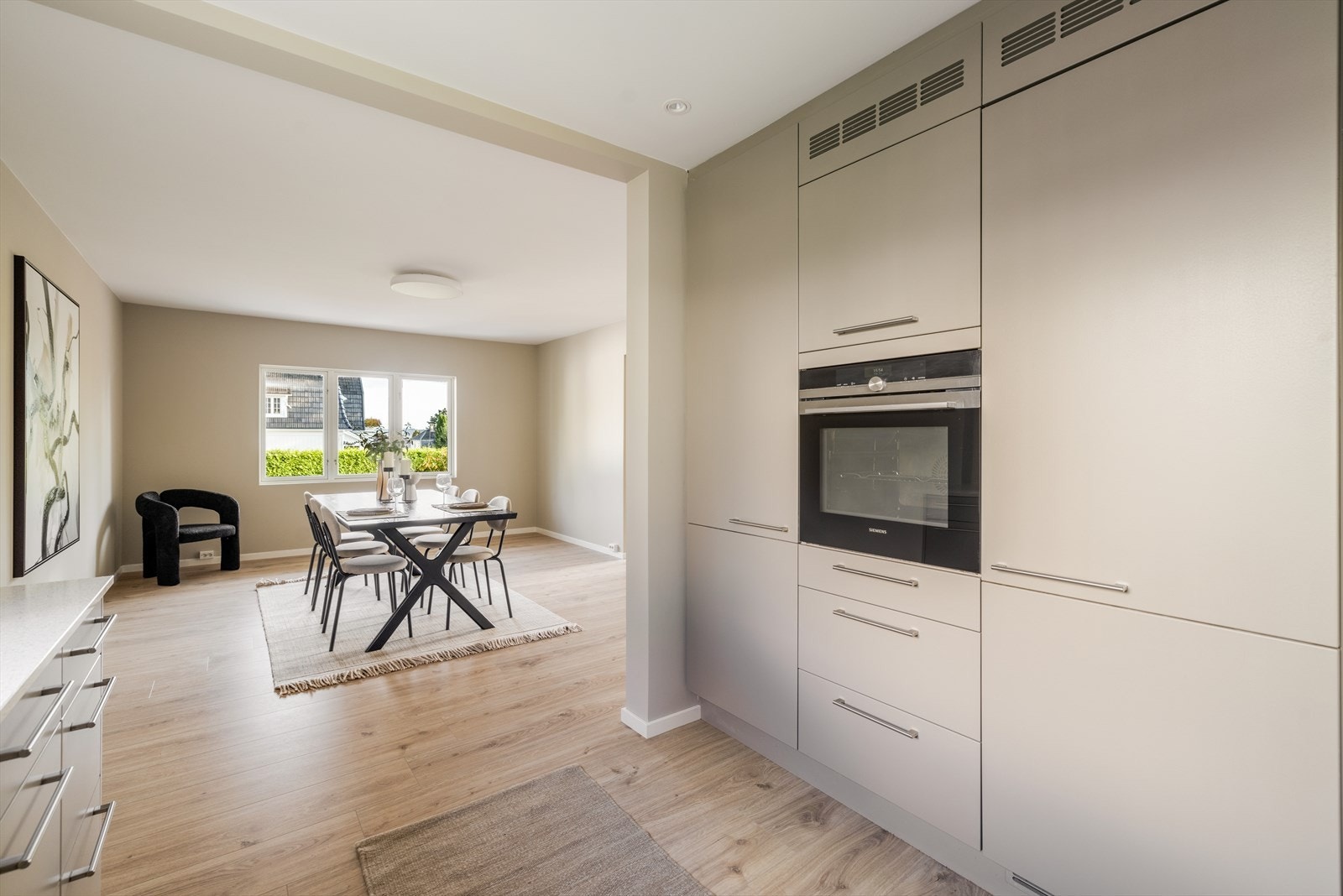 Kjøkkenet ligger i delvis åpen løsning med spisestuen, som skaper et fint sosialt samspill mellom sonene. Innfelte downlights i tak, som kan dimmes. Galleribilde