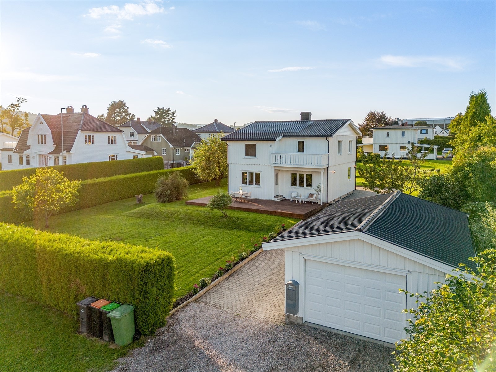 Stor og solrik hjørnetomt, pent opparbeidet med plen og diverse beplantning. På eiendommen er det oppført en frittliggende garasje på ca. 38 m². Galleribilde