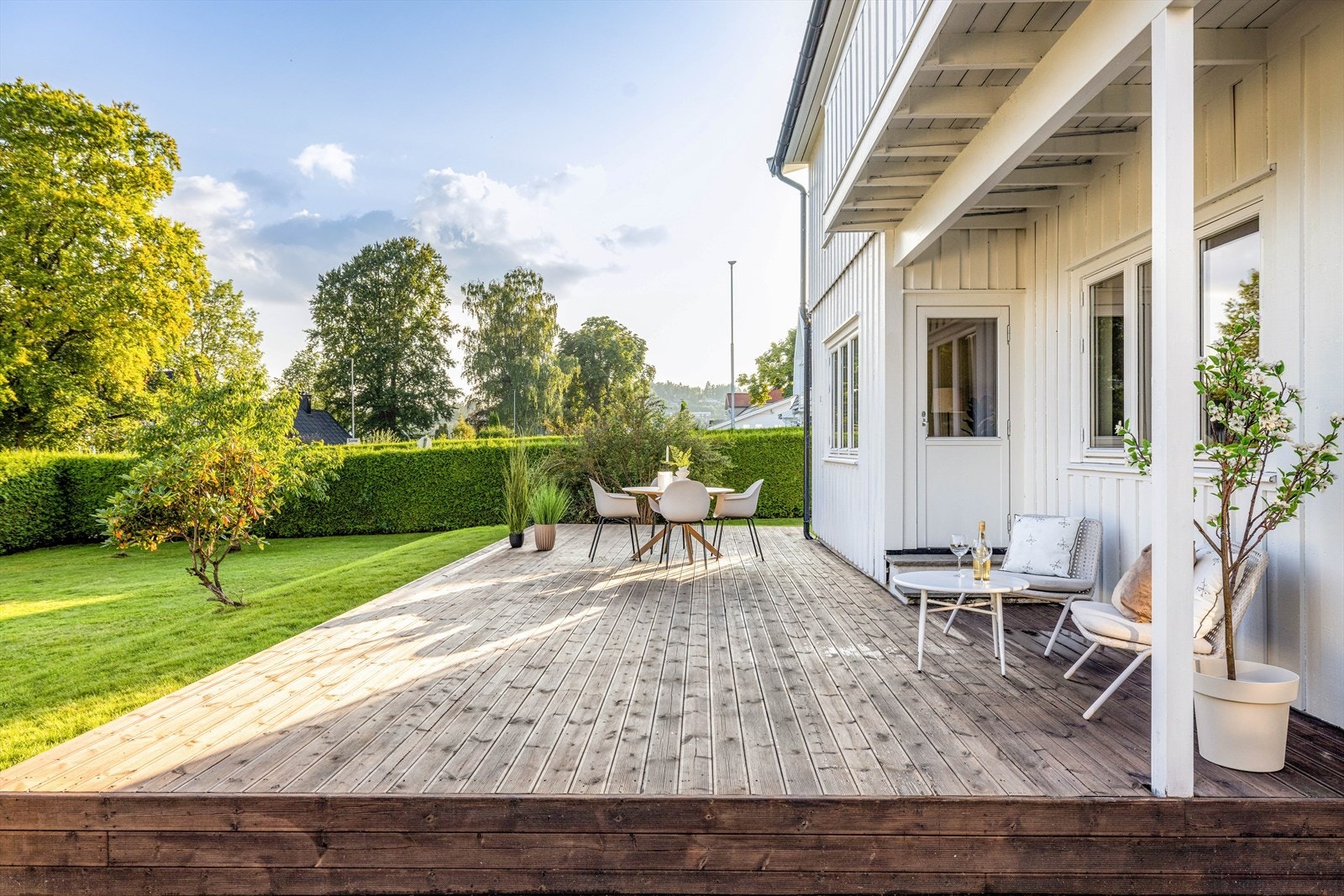 Stor, solrik og skjermet hjørnetomt, pent opparbeidet m/ hage og deilig, sydvendt terrasse. Galleribilde