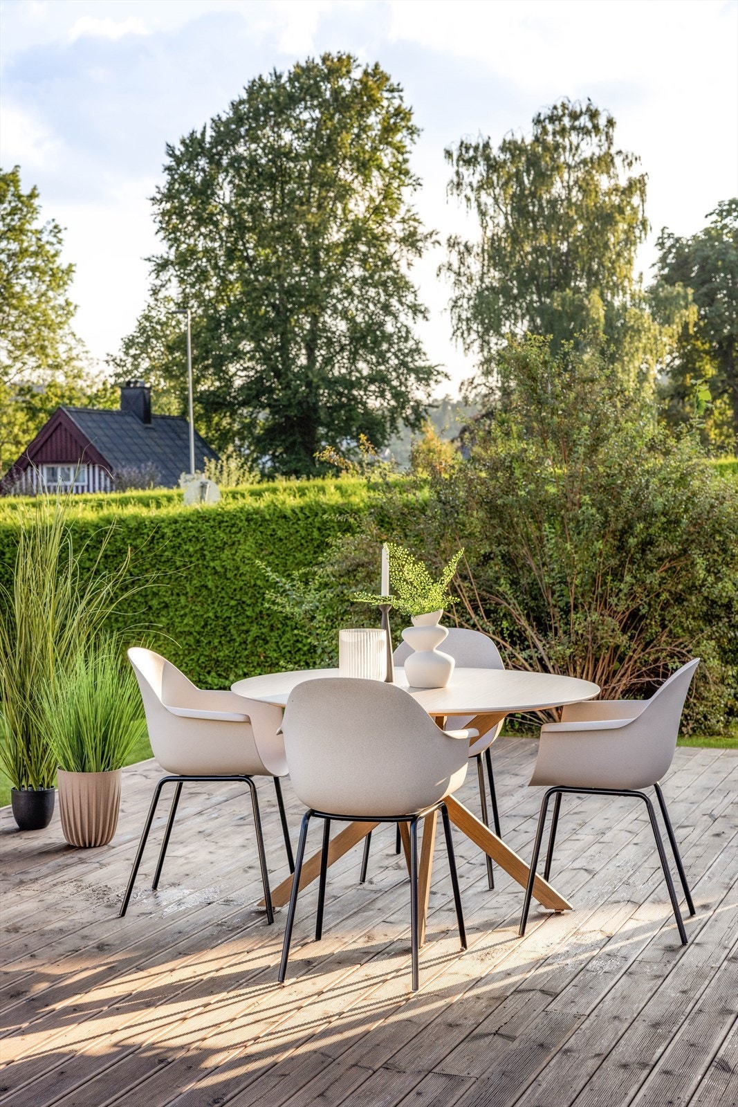 Terrassen ligger usjenert til, da det langs tomtens grenser mot syd og vest er plantet tujahekk. Gode solforhold og god plass til utemøblement. Galleribilde