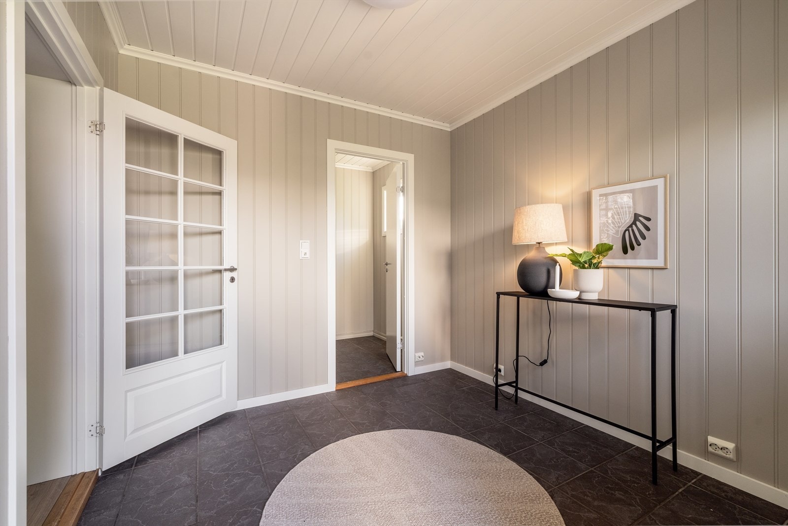 Boligen har en pen entré av god størrelse, hvor det er flislagt gulv med varmekabler og fin plass til oppbevaringsmøblement for sko- og yttertøy. Merk deg det praktiske garderoberommet! Galleribilde