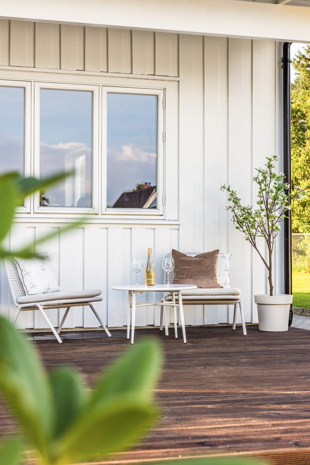 Stor og solrik hjørnetomt, pent opparbeidet med hage og deilig, sydvendt terrasse. I tillegg er det på eiendommen oppført en frittliggende garasje. Galleribilde