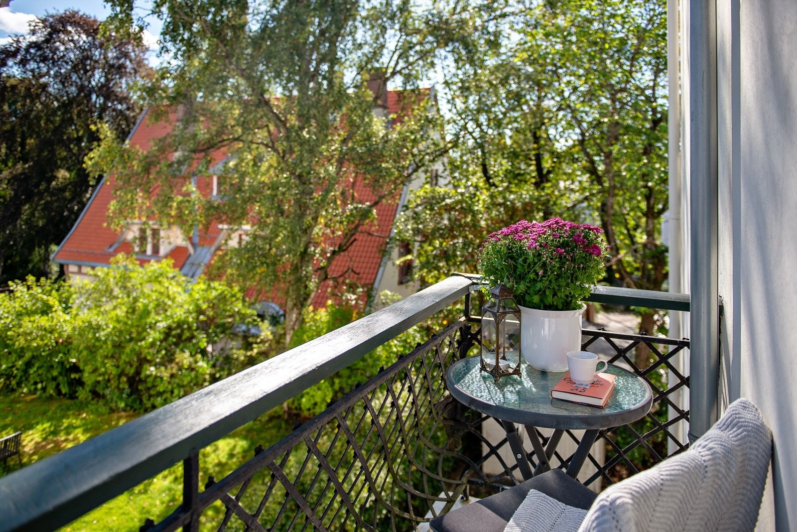Balkong 2 i andre enden av leiligheten, med adkomst via baktrapp. Denne er definert som fellesareal, men benyttes kun av gjeldende leilighet Galleribilde
