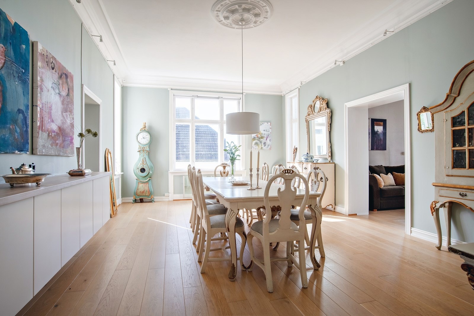 Flott spisestue med god plass til stort spisebord Galleribilde